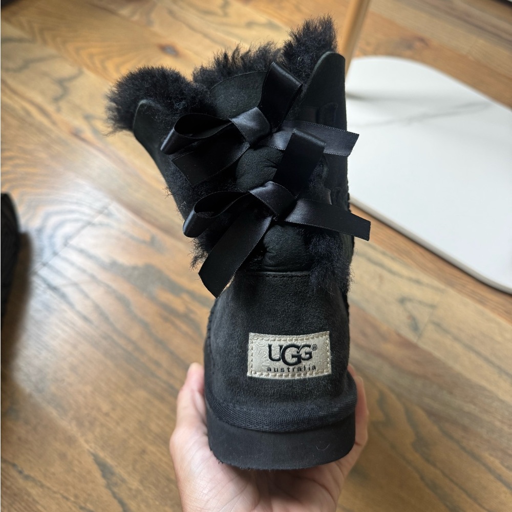 UGG| Black Short Bailey Bow Uggs - Picture 5 of 6